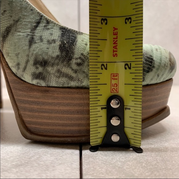 Fendi Fendista Lizard Embossed Platinum Pumps - Picture 6 of 7